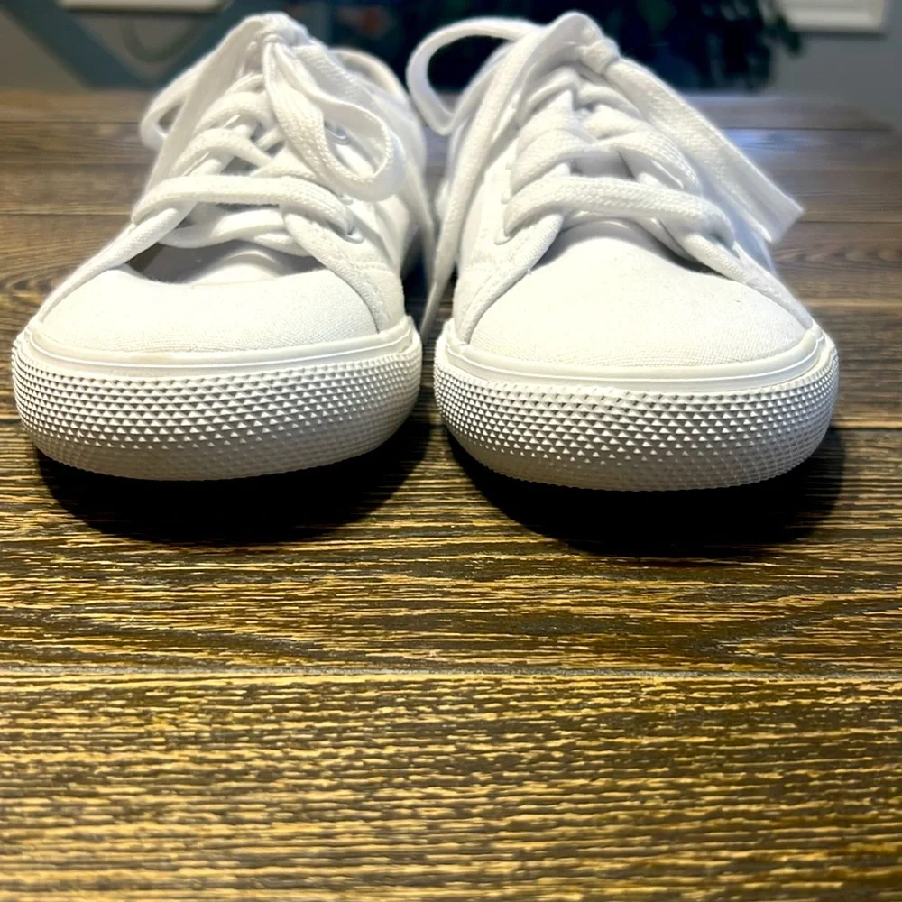 Wonder Nation White Sneakers‎ Classic Low-Top Design